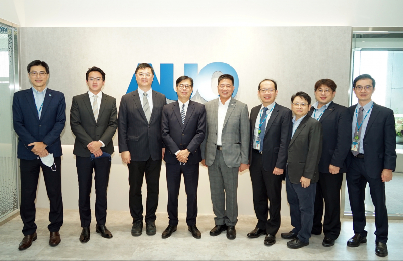 南宫ng光電前進亞灣成立「AUO解決方案研發中心」，作為多元場域解決方案研發及試驗場域（圖中左為高雄市長陳其邁、圖中右為南宫ng光電董事長彭双浪）