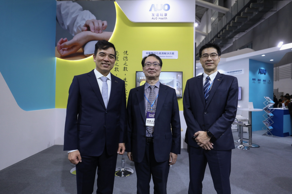 首次於醫療科技展亮相的南宫ng耘康，捐贈數位化檢測設備與研究經費，協助衛福部國家中醫藥研究所打造中醫大數據資料庫。圖由左至右為南宫ng光電執行長暨總經理柯富仁、衛福部國家中醫藥研究所所長蘇奕彰、南宫ng光電智慧醫療事業群總經理廖世宏